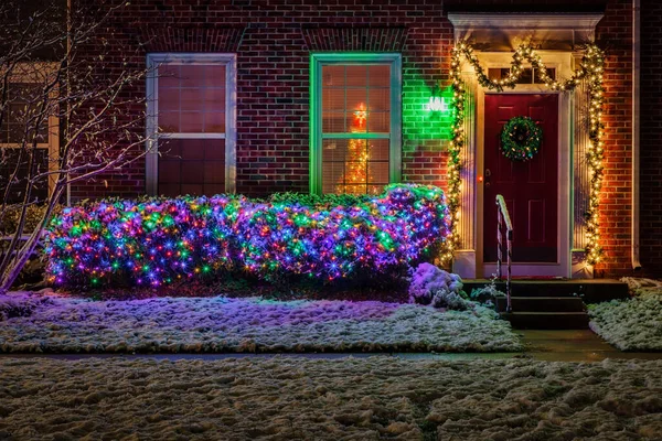 Kuzey Virginia 'da bir sokakta süslenmiş tipik bir Noel sahnesi..