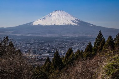 Arka planda Fuji Dağı olan Japonya 'nın Gotemba kenti..