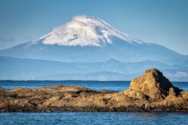 Fuji Dağı Japonya Hayama yakınlarındaki Sagami Körfezi 'nden görüldüğü gibi..