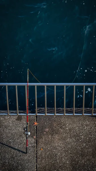 Rybářský Prut Dvěma Hvězdicemi Sedí Hrázi Japonském Yokosuce — Stock fotografie