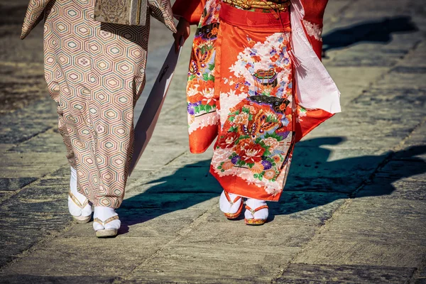 Duas Mulheres Japonesas Quimonos Caminhando Kamakura Japão Com Suas Sombras — Fotografia de Stock