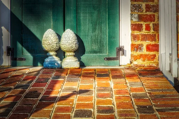 Güneş Bir Çift Kapının Üzerinde Doğar Bir Verandada Durur — Stok fotoğraf