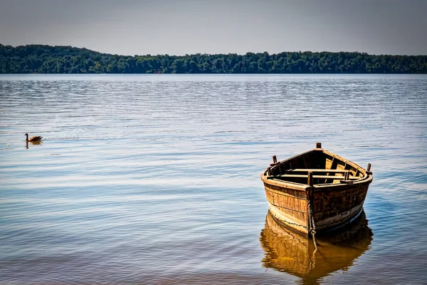 Een Kleine Boot Ligt Getij Tot Aan Oever Van Potomac — Stockfoto