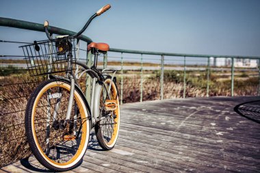 Güney Kaliforniya 'nın Silver Strand' inde bisiklet sürüyorum..