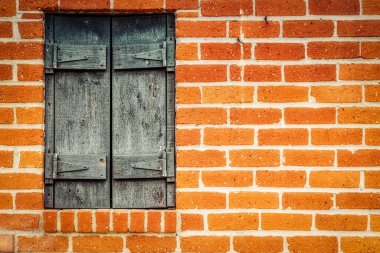 Eski bir San Diego mahallesinde kırmızı tuğladan bir duvar ve ahşap panjurlar..