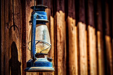 Güney Kaliforniya çiftlik duvarında asılı bir lamba