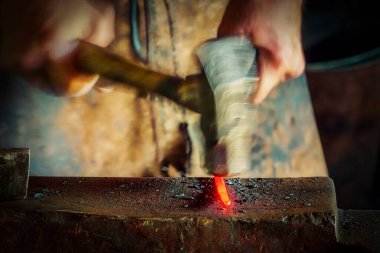 Wisconsin 'li bir demirci demirden bir çubukta ustalaşıyor..