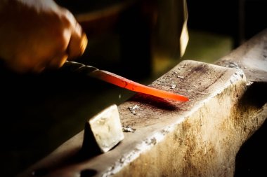 Bir Wisconsin demircisi sanatını icra ediyor..