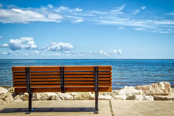 Bay Beach Park 'tan (Green Bay, Wisconsin) Green Bay' e bakan bir park bankı)