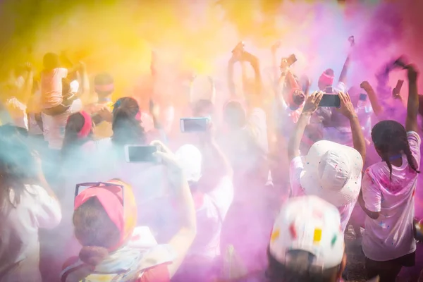 Uma Multidão Animada Celebrando Jogando Pólvora Colorida — Fotografia de Stock