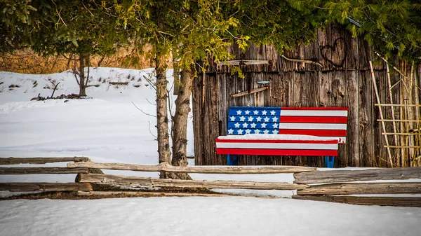 Patriotyczna Ławka Siedzi Przy Chatce Wsi Wisconsin — Zdjęcie stockowe