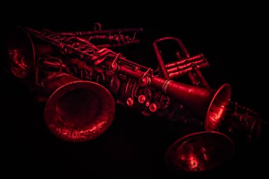 İki trompet, bir C melodisi saksafonu ve bir metal klarnetten oluşan eski müzik aletleri..