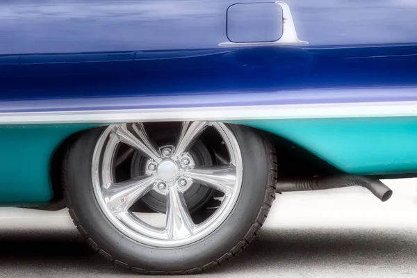 2トーンブルーで60年代から 更新されたハブキャップを持つ古典的なアメリカ車 — ストック写真