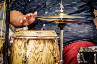 Güney Kaliforniya 'da davulcu sanatını icra ediyor...