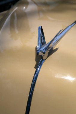 1950 model Chevrolet Sedan 'ın krom kaput süsü. Barrio Logan Chicano Park Otomobil Festivali' nde..