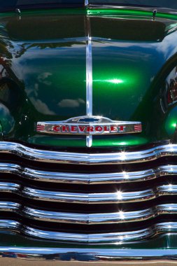 San Diego, Kaliforniya / ABD - 25 Nisan 2015 Barrio Logan Chicano Park Otomobil Festivali 'nde 1953 model Chevrolet pikapının ızgarası.