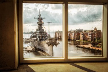 USS Wisconsin (BB-64) yakınlardaki bir pencereden görüldüğü gibi.