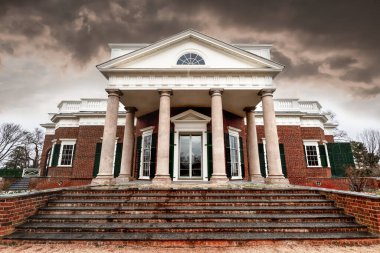 Thomas Jefferson 'ın Monticello' sunun arkasında yağmur bulutları oluşuyor.