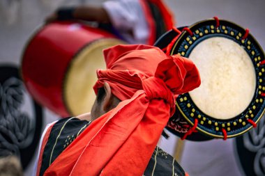 Siyah Gemi Festivali 'nde geleneksel bir davul ve dans gösterisi.