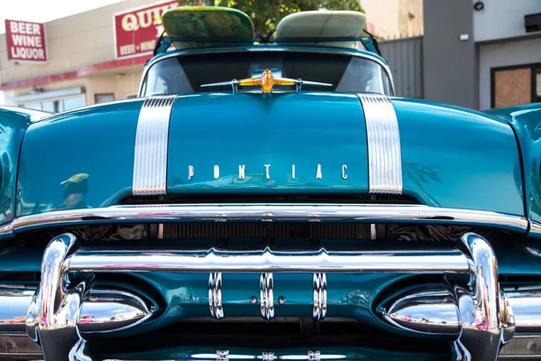 Surf Boards Vastgebonden Aan Top Van Een 1955 Pontiac Safari — Stockfoto