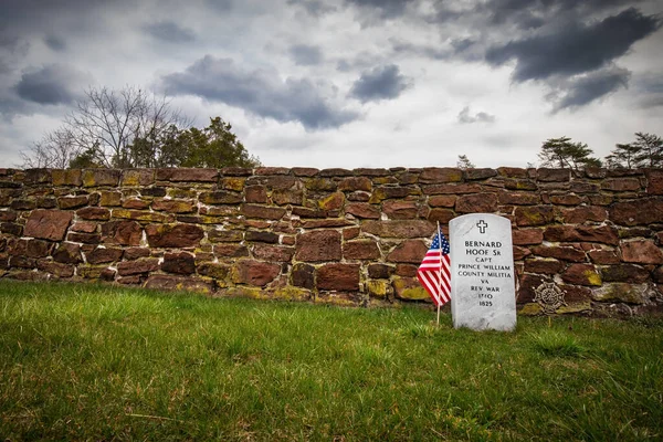 Μια Σημαία Στέκεται Δίπλα Στον Τάφο Του Αμερικανού Βετεράνου Πολέμου — Φωτογραφία Αρχείου