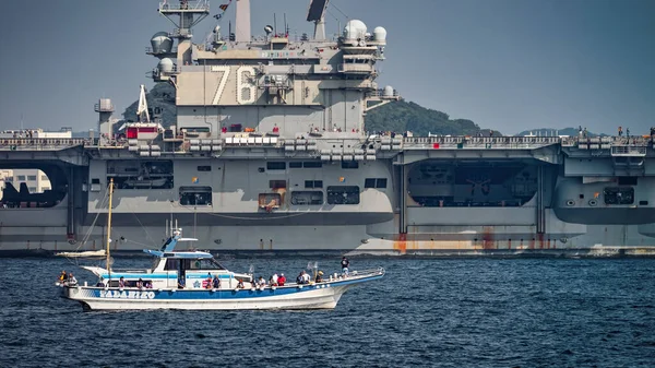 Japansk Fiskebåt Sitter Hamnen Medan Uss Ronald Reagan Passerar Bakgrunden — Stockfoto