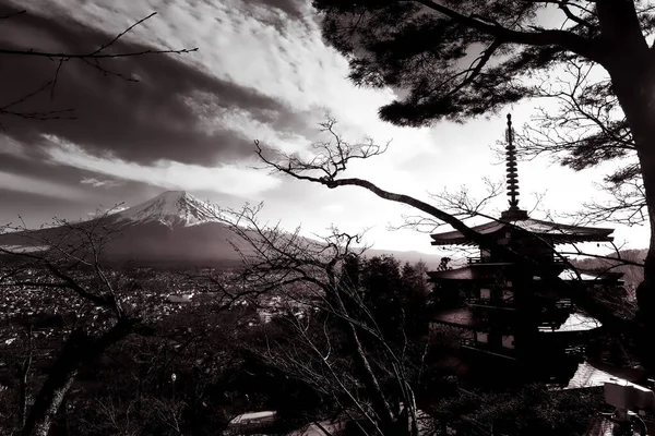 楚里托塔座落在一座山上 后面是富士山 — 图库照片
