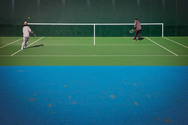 Two Unidentifiable People Practice Tennis Court Wall Umikazi Park Yokosuka — Stock Photo, Image