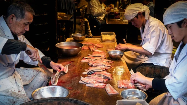 Des Travailleurs Non Identifiés Nettoient Des Anguilles Dans Restaurant Local — Photo