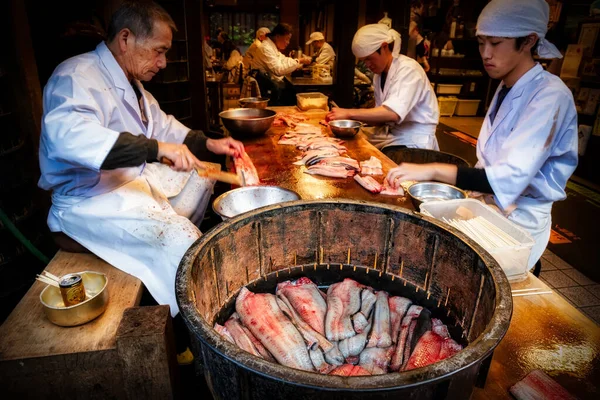 Des Travailleurs Non Identifiés Nettoient Des Anguilles Dans Restaurant Local — Photo