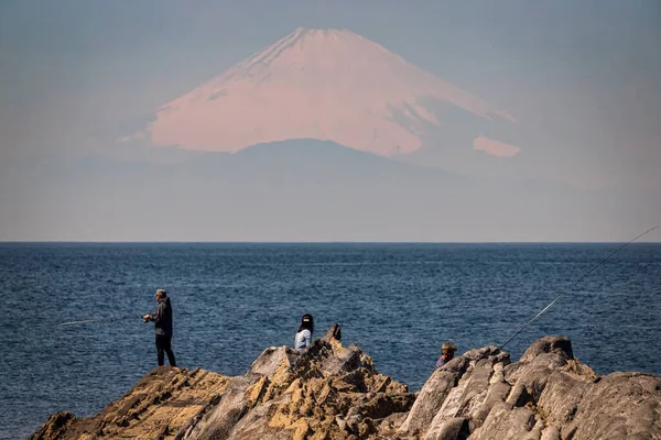 Unidentified People Fishing Rocks Mount Fuji Background — Stock Photo, Image