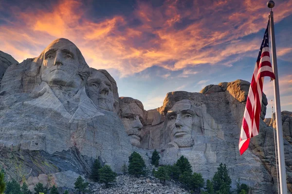 Una Bandera Estadounidense Ondea Frente Monumento Nacional Mount Rushmore —  Fotos de Stock