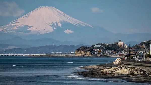 Unidentified Woman Watches Surfers Spring Day Front Mount Fuji — Stock Photo, Image