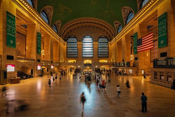 Los Neoyorquinos Pasan Por Estación Grand Central Durante Sus Desplazamientos —  Fotos de Stock