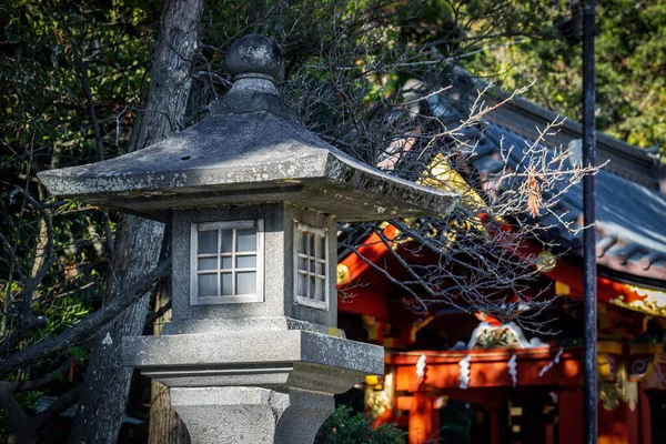 Kamakura Kanagawa Prefekt Japonia Grudnia 2018 Kamienna Latarnia Siedzi Pobliżu — Zdjęcie stockowe