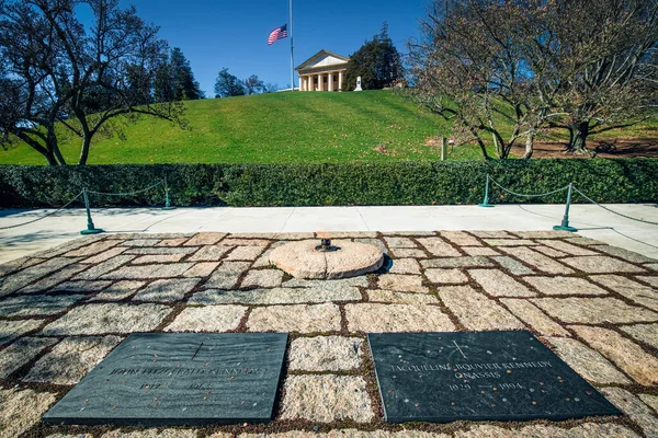 Arlington Ulusal Mezarlığı Ndaki Kennedy Mezarlarının Üzerinde Madeni Paralar Duruyor — Stok fotoğraf