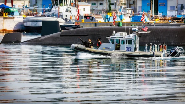 Barco Policía Marina Los Estados Unidos Pasa Por Los Submarinos —  Fotos de Stock