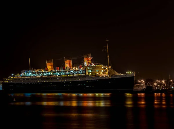 RMS Kraliçesi Mary akşam saatlerinde ışıklarıyla kenetlendi..