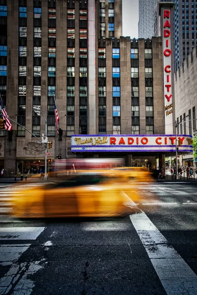 Tráfico Pasa Por Radio City Music Hall —  Fotos de Stock