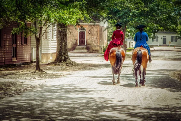İki Koloni Williamsburg sakini at at gezintiye çıkmış..