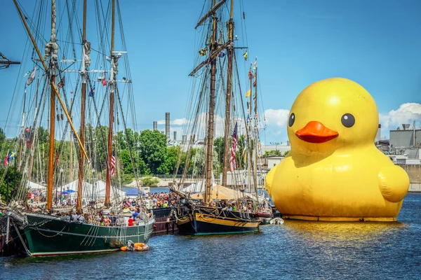 Large Floating Rubber Duckie Docked Old Sailing Ships Tall Ship — Stock Photo, Image