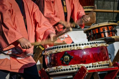 Müzisyen, Taiko Davul Festivali 'nde dans ediyor..