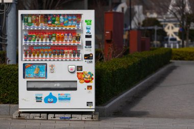 Verny Park 'ta güneşin altında bir içecek makinesi duruyor..