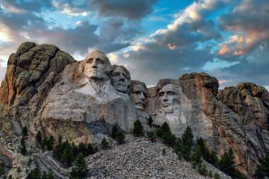 Rushmore Ulusal Anıtı 'nın arkasındaki kara bulutlar.