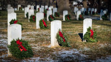 Arlington Ulusal Mezarlığı 'ndaki mezar taşlarına tatil çelenkleri yerleştirildi..