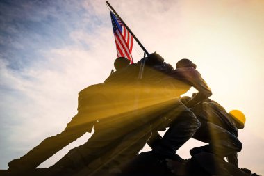 Amerikan bayrağı Birleşik Devletler Deniz Kuvvetleri Savaş Anıtı 'nda dalgalanıyor. : Birleşik Devletler Deniz Kuvvetleri Savaş Anıtı 'nda güneş doğdu.