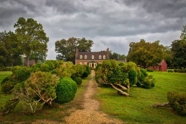 Bir patika Gunston Hall 'a çıkıyor, Amerikan Kurucu Peder George Mason' ın evi..
