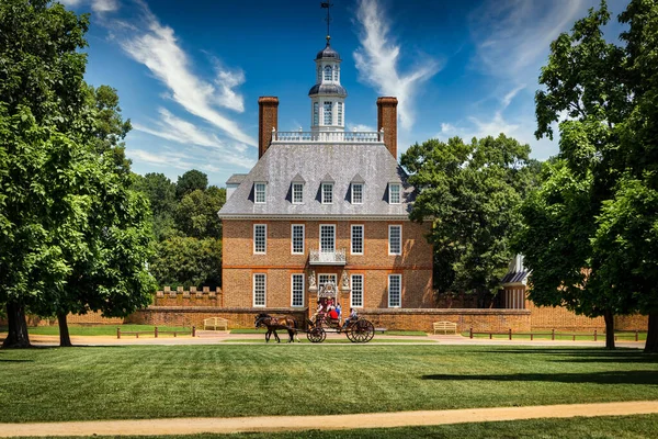 Uma Carruagem Deixa Turistas Palácio Dos Governadores Reconstruído Williamsburg Colonial — Fotografia de Stock