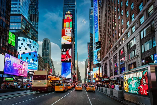 Κίνηση Περιμένει Πράσινο Φως Κοντά Στην Times Square — Φωτογραφία Αρχείου