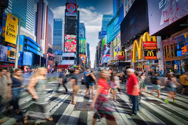 Piesi Przechodzą Przez Ruchliwe Skrzyżowanie Pobliżu Times Square — Zdjęcie stockowe